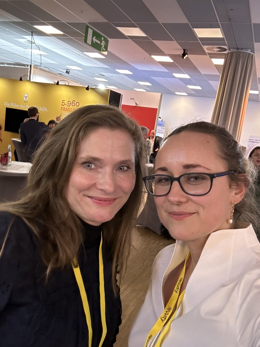 Trannaxamsäure ☕️ (@annahebamme) on Twitter photo Auf dem DGPM Kongress mit wahnsinnig netten Gyns am socializen 🥰 und natürlich mit <a href="/nichelbau/">Nicola H. Bauer</a> und <a href="/kdesery/">Katharina Desery</a> Auf dem DGPM Kongress mit wahnsinnig netten Gyns am socializen 🥰 und natürlich mit <a href="/nichelbau/">Nicola H. Bauer</a> und <a href="/kdesery/">Katharina Desery</a>