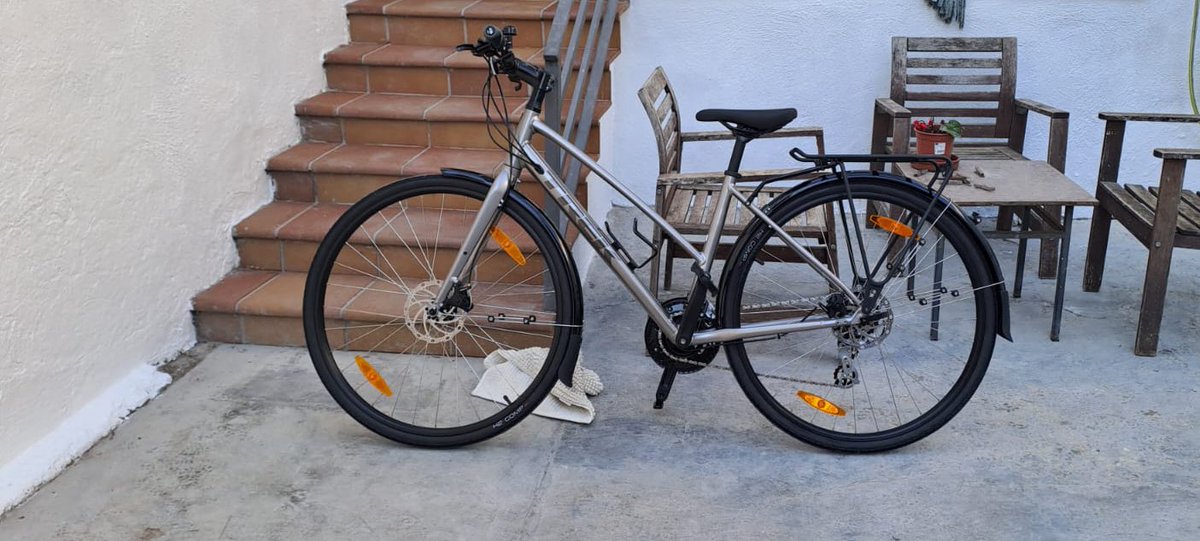 Uns éssers del mal despreciables m’han robat la bici. La meva estimada bici nova. Se que és gairebé impossible recuperar-la.. pero. Es una trek de color platejat amb parafangs i protector, barra baixa. Estava aparcada davant del campus mar de la UAB… 
Twitter fes la teva màgia