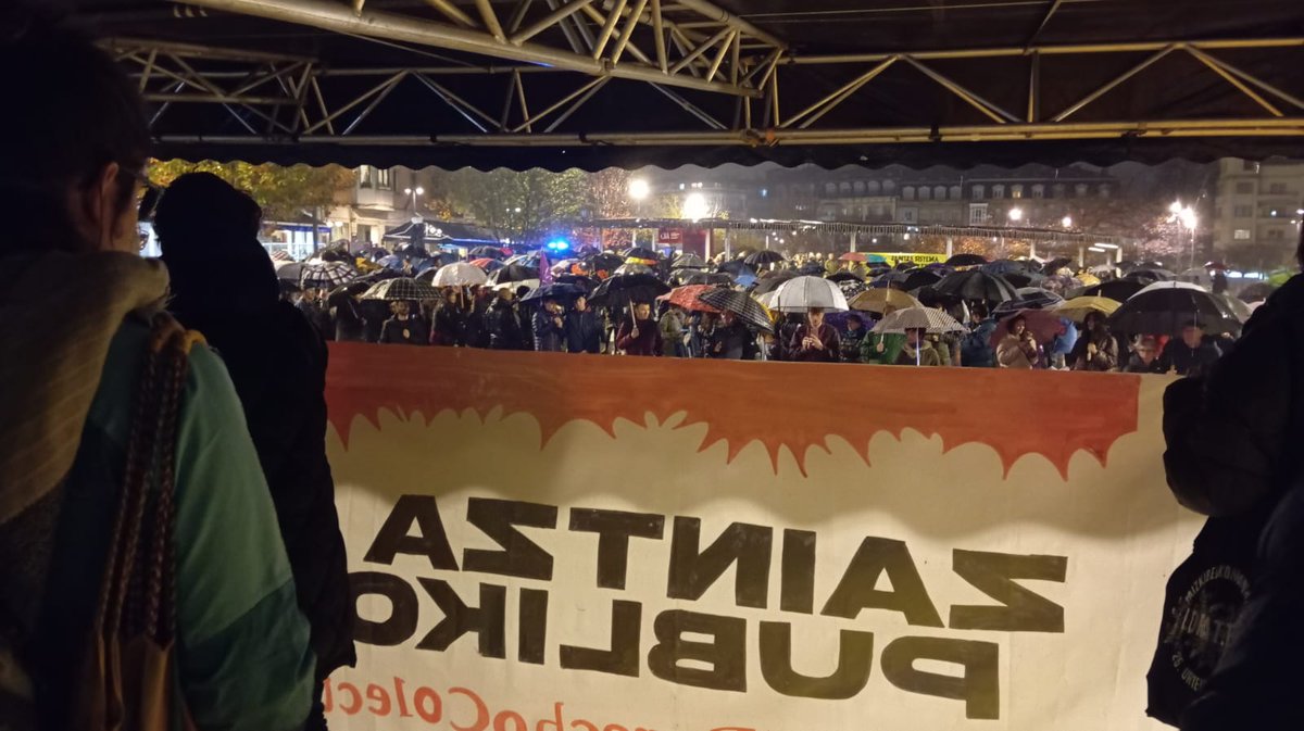 LABoarsobidasoa's tweet photo. Egun historiko honi amaiera eman diogu Bidasoan eskualdeko manifestazioarekin. 

Gora zaintza langileak! 
Gora borroka feminista!
Gora euskal herriko langileak!

#Az30Nov 
#GrebaFeministaOrokorra https://t.co/lUXw6e00WK