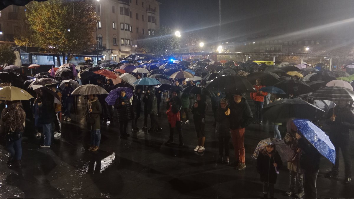 LABoarsobidasoa's tweet photo. Egun historiko honi amaiera eman diogu Bidasoan eskualdeko manifestazioarekin. 

Gora zaintza langileak! 
Gora borroka feminista!
Gora euskal herriko langileak!

#Az30Nov 
#GrebaFeministaOrokorra https://t.co/lUXw6e00WK