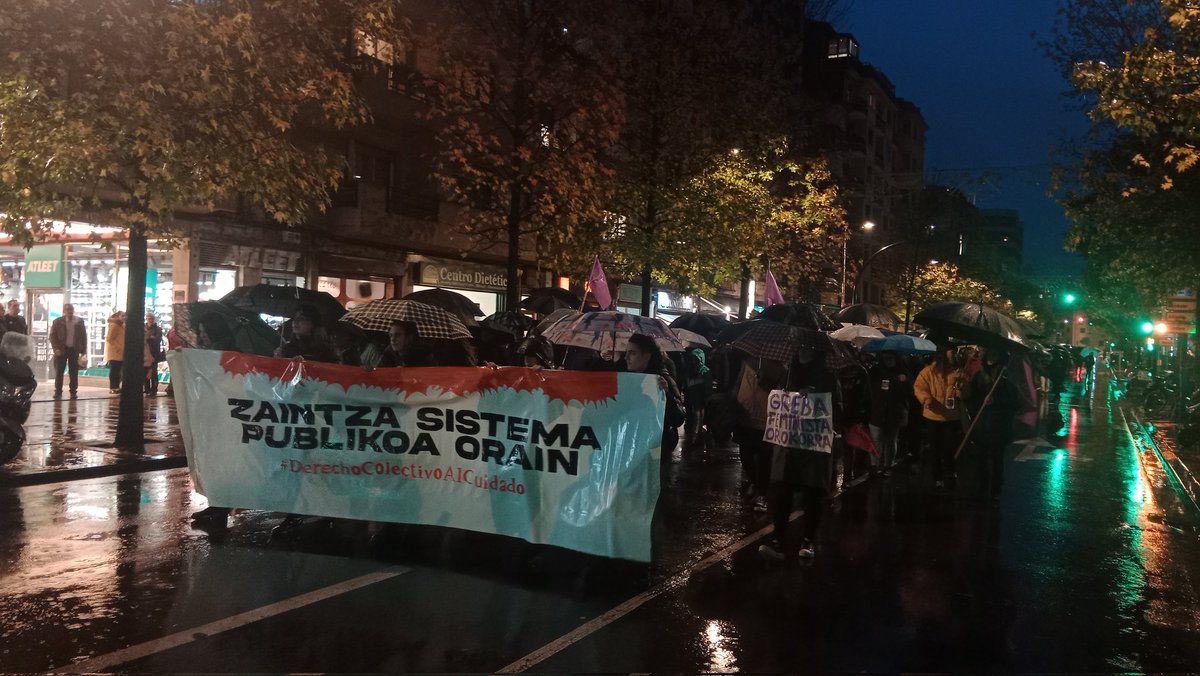 LABoarsobidasoa's tweet photo. Egun historiko honi amaiera eman diogu Bidasoan eskualdeko manifestazioarekin. 

Gora zaintza langileak! 
Gora borroka feminista!
Gora euskal herriko langileak!

#Az30Nov 
#GrebaFeministaOrokorra https://t.co/lUXw6e00WK