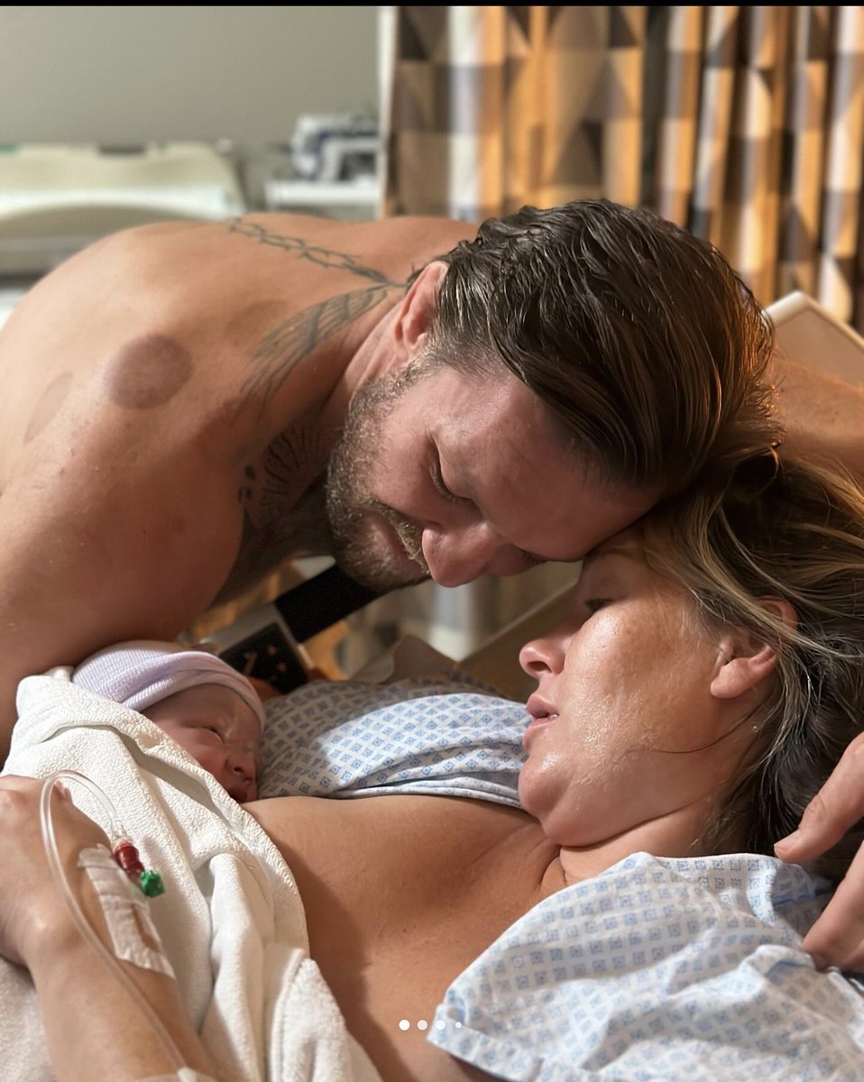 MMArena_'s tweet photo. Conor McGregor est papa d'un nouveau petit garçon 🍼 https://t.co/WshZi5oQeh