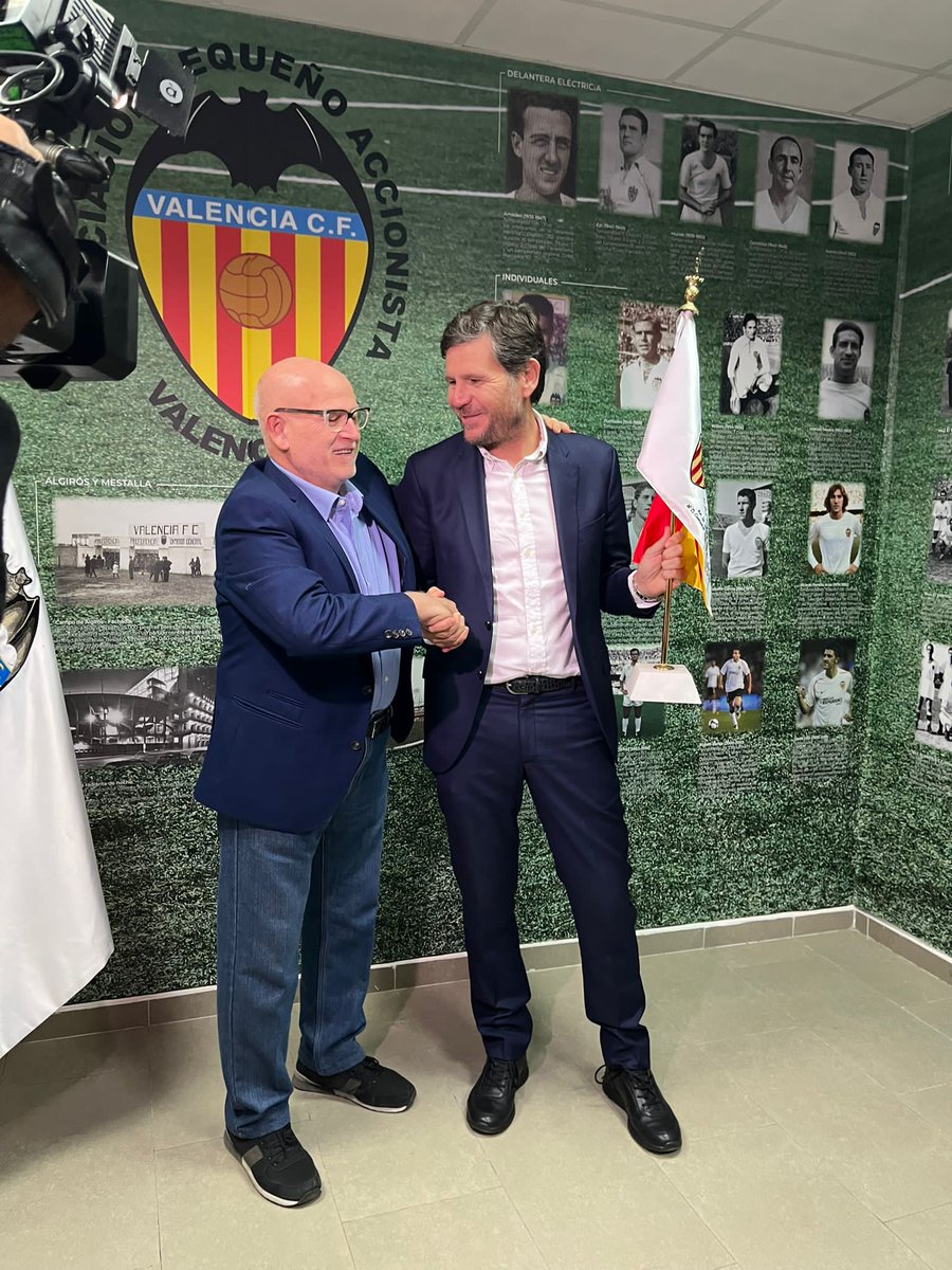 apavcf's tweet photo. #VCF1924 🏳️ | La APAVCF hace entrega del máximo galardón de la #APAVCF a D. Mateu Alemany, la réplica de la bandera fundacional del VFC, hoy VCF, por su contribución a la consecución de la última Copa del Rey . https://t.co/pL2pn9GPvH
