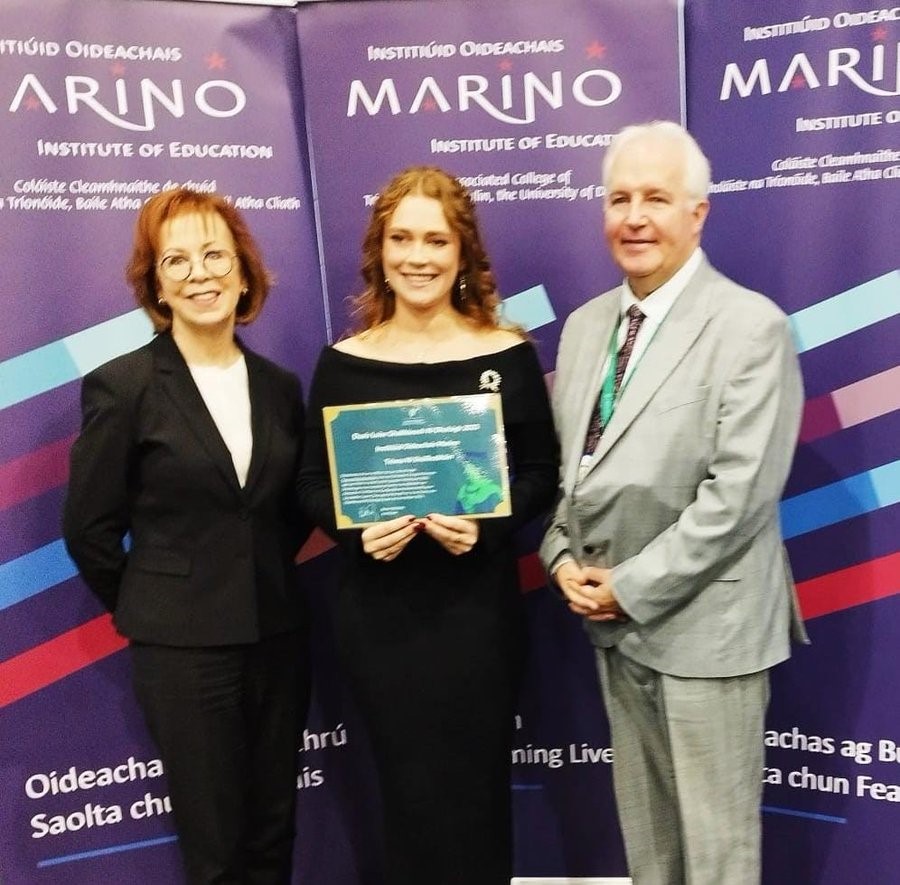 Comhghairdeachas mór le Triona Ní Shúilleabháin, a bhain barr feabhais amach ar an gcéim Bhaitsiléara san Oideachas trí Ghaeilge. Bhronn an Leas-Phríomhchigire, Gary Ó Donnchadha, Duais Luíse Ghabhánach Ní Dhufaigh uirthi in Institiúid Oideachais Marino <a href="/MarinoInstitute/">MIE</a>.