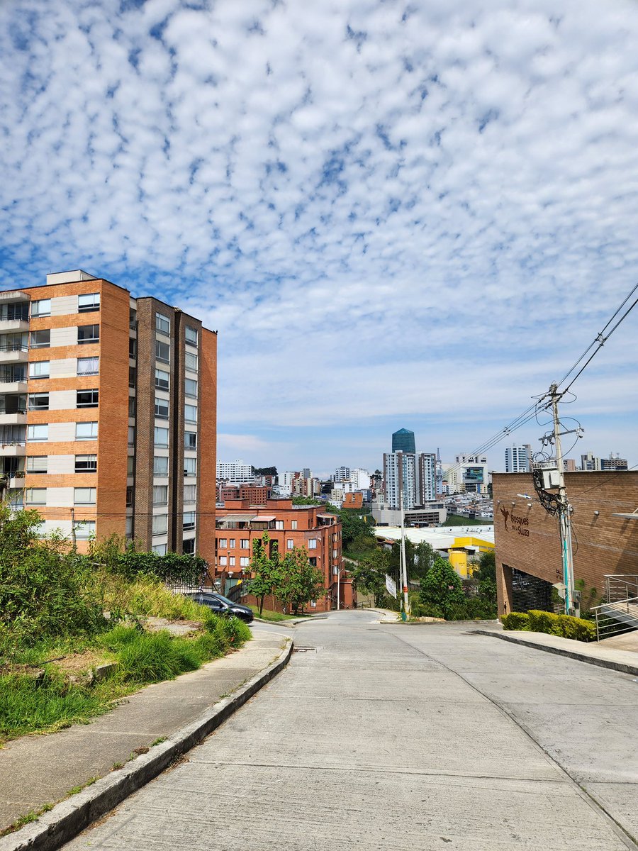 MzlsSinFiltro's tweet photo. Lugares cotidianos poco aprovechados 📸🖼️❤️

Las montañas nos permiten tener este tipo de paisajes en la gran mayoría de barrios. ¿Reconoces de cuál tomamos estas fotos? 🧐

#ManizalesSinFiltro
#Manizales
#Caldas https://t.co/lGPBgHyGGH