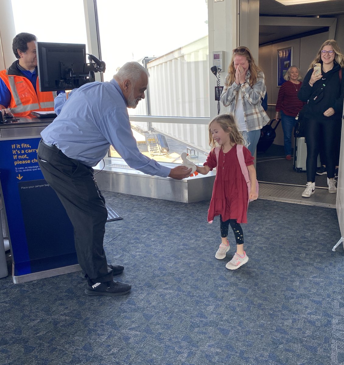 Thank you to the @SouthwestAir crew at MKE Airport for saving Lucy's Thanksgiving! Lucy accidentally left behind her favorite stuffed animal, Gracie, before they boarded their flight from MKE last week. Southwest Airlines stepped in and Gracie met Lucy at the gate when they…
