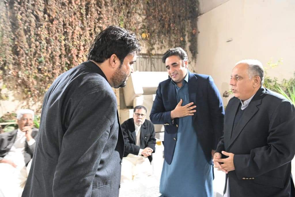 SharifKhanPPP's tweet photo. اج پاکستان پیپلز پارٹی کے صوبای جنرل سیکریٹری روزی خان کے گھر پر محبوب  چیرمین بلاول بھٹو زرداری کے ساتھ پاکستان پیپلز پارٹی کے رہنما حاجی شریف خان خلجی کی ملاقات
ملاقات میں محبوب چیرمین بلاول بھٹو زرداری اور صوبای صد��  چنگیز جمالی  نے کامیاب جلسے اور کامیاب ریلی کی مبارک باد دی https://t.co/eL1zs3LZgO