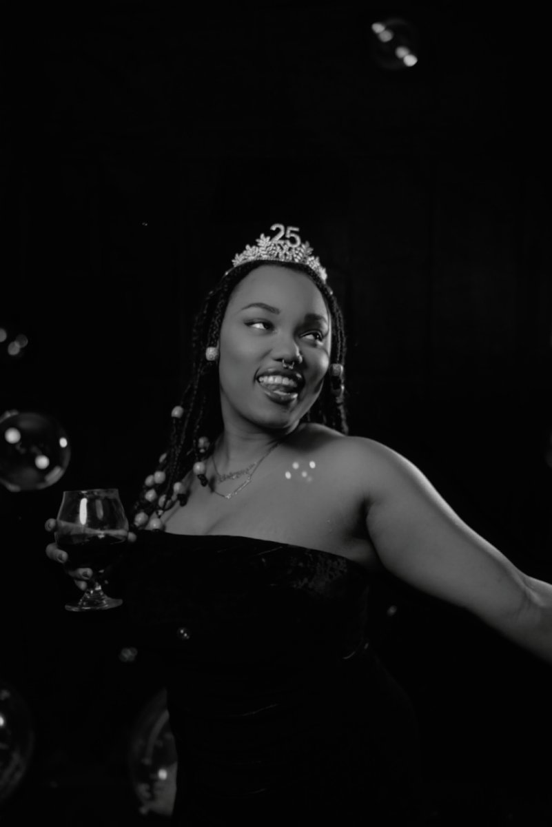 SlightlyDemones's tweet photo. Happy birthday to me, Happy birthday to me, Happy birthday to the Queen, Happy birthday to me 🖤 https://t.co/pkW1rGnBci