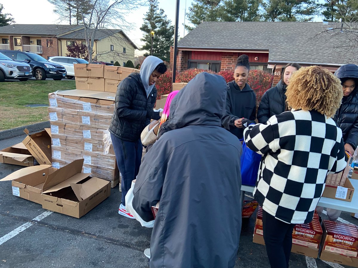 Last week, members of your @UConnWBB team distributed nearly 1,000 Thanksgiving Turkeys and various other food items in Manchester in partnership with Midwest Food Bank - New England. Every $1 you donate allows Midwest Food Bank to distribute $30 worth of food. Partner with us