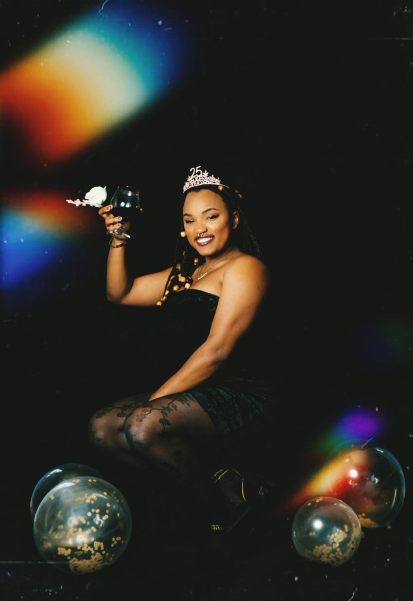 SlightlyDemones's tweet photo. Happy birthday to me, Happy birthday to me, Happy birthday to the Queen, Happy birthday to me 🖤 https://t.co/pkW1rGnBci