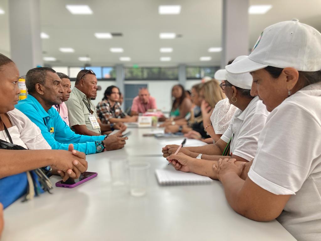 #AEstaHora en Santa Marta las organizaciones participantes en la Asamblea Regional de Economía Solidaria, Popular y Comunitaria  trabajan en 4 mesas,  profundizando en las necesidades y alternativas de solución que requiere la región Caribe  #TerritorioSolidario