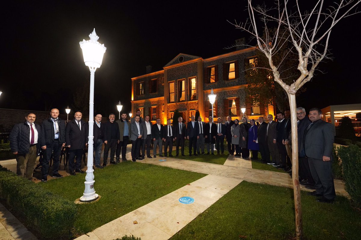 İl YK Üyelerimiz, İlçe Meclis Grup Başkan Vekillerimizle, Üsküdar Belediyemizin ev sahipliğinde İlçe Meclislerimizin Aralık ayı toplantıları öncesi istişarelerde bulunduk. İstanbul için inandığımız yolda yürüyoruz.

“YENİDEN İSTANBUL” diyerek hedefimiz 31 Mart 2024…