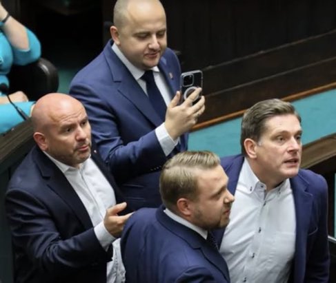 SWiteszczak's tweet photo. @Diabel_68 @DariuszMatecki Niestety! Ktoś głosował na tego suwerennego bandytę! https://t.co/PAViscDNWt