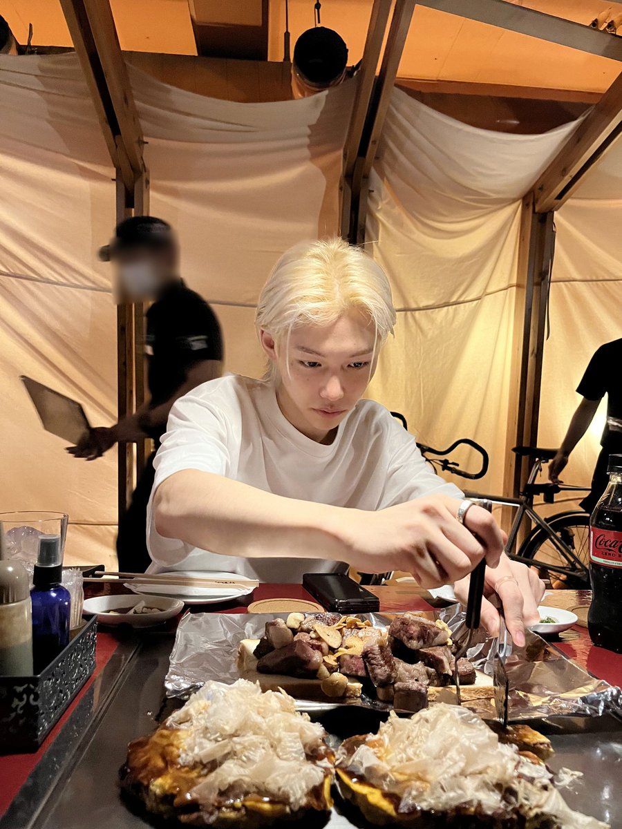 seungsungskz's tweet photo. felix is boyfriend material ~ a thread : https://t.co/qvVz7Tntzf