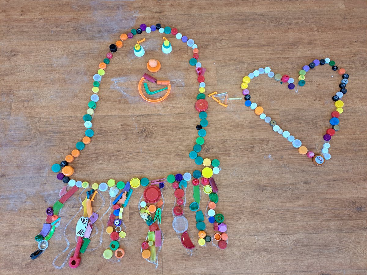 Lovely Environmental plastic beach art workshops yesterday for St Winefrides Catholic primary school,Holywell,Flintshire. Excellent work everyone and such a lovely school. Thanks for inviting me 👍 @stwinsholywell #artists #awareness #plastic #futureartists #art @Arts_Wales_