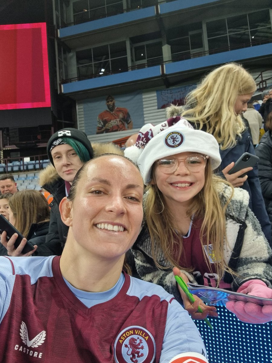 CraigWr68633943's tweet photo. @Turves_GreenPS @lucystan37 @MrLathamPE @ExcelsiorMAT @ANesbitt26 She made a fan for life on Sunday great support for fans https://t.co/6BCAqDnpSd