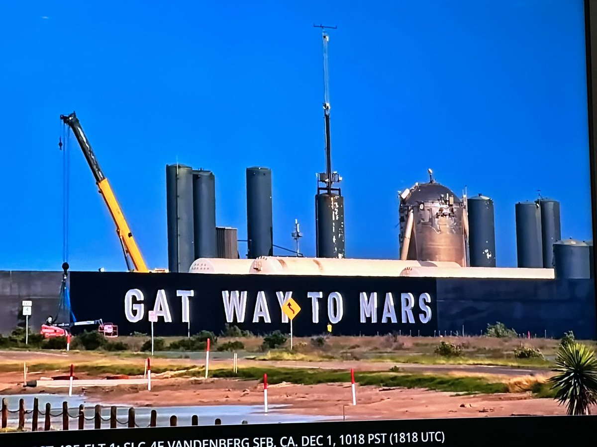 IFlyShamu's tweet photo. @StarshipGazer Elon kept the E for his office 🤣😂 https://t.co/fIXOjpJXKD