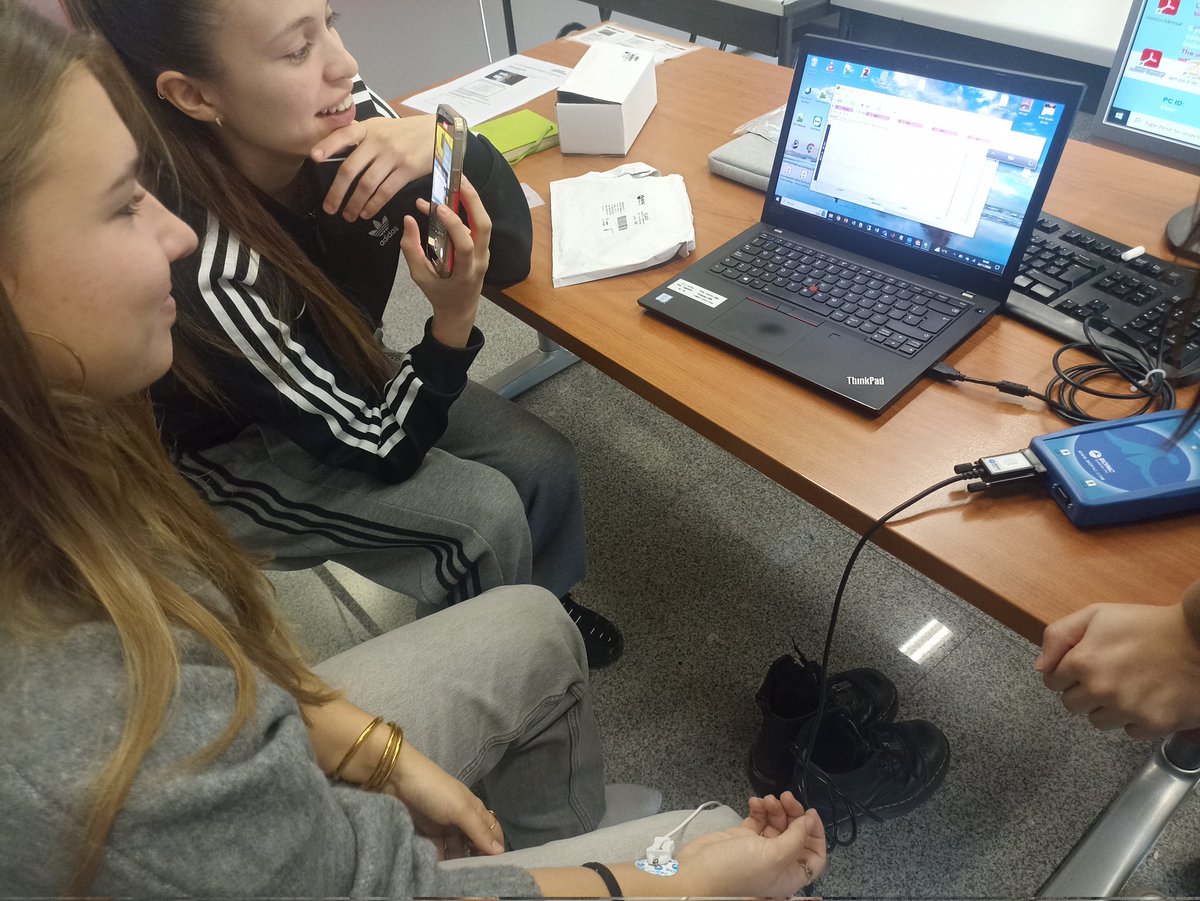 Les alumnes de 1r curs del Grau en Enginyeria de la Salut <a href="/LaSalleBCN/">La Salle BCN</a> adquireixen el seu propi electrocardiograma amb el MP46 de <a href="/BIOPACSystems/">BIOPAC Systems, Inc.</a> per a realitzar una pràctica de l'assignatura d'Anàlisi Matemàtica #HealthEngineering #GES