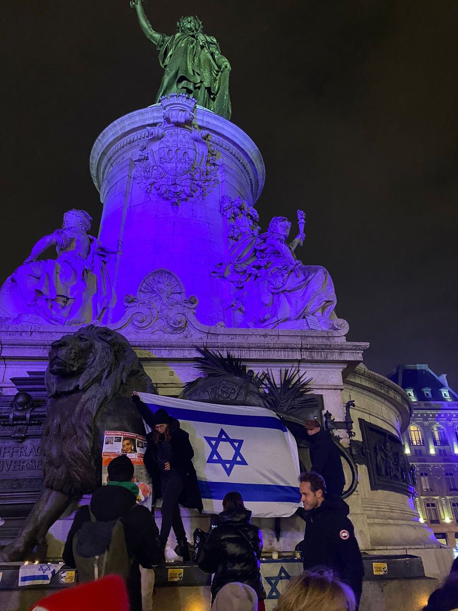 i24NEWS_FR's tweet photo. France: Le mouvement “nous vivrons” déploie le drapeau d’israël ce soir, place de la République à Paris en hommage aux otages détenus à Gaza https://t.co/DIuC7U4Jpk