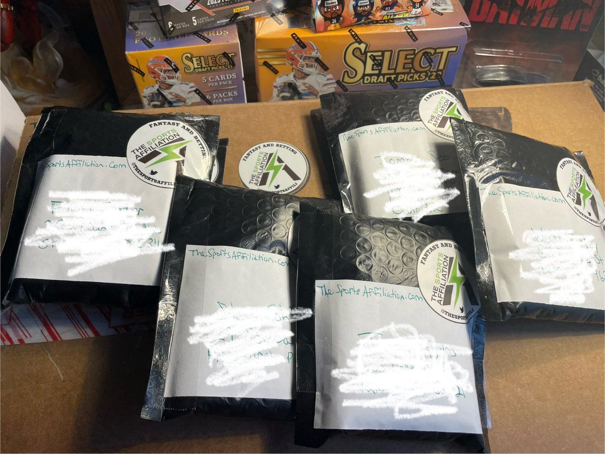 JCMoneyDesign's tweet image. Mail day going out from Monday’s Break! 

We still have 5 spots left in the #BoxBreak tonight! Let’s get this things filled my friends 🤘🏼😎⚡️
#footballcards
#NFLTwitter