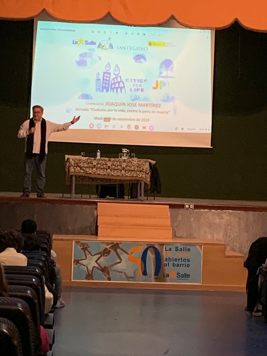 LaSalleInstituc's tweet photo. #ILSA_ESO, #ILSA_Bachillerato e #ILSA_FP llenan el teatro para escuchar el testimonio de Joaquín, caso de un español en el corredor de la muerte por equivocación. Promoviendo “Ciudades por la vida. Contra la pena de muerte” #Gracias. https://t.co/jdnCmY8Wxd