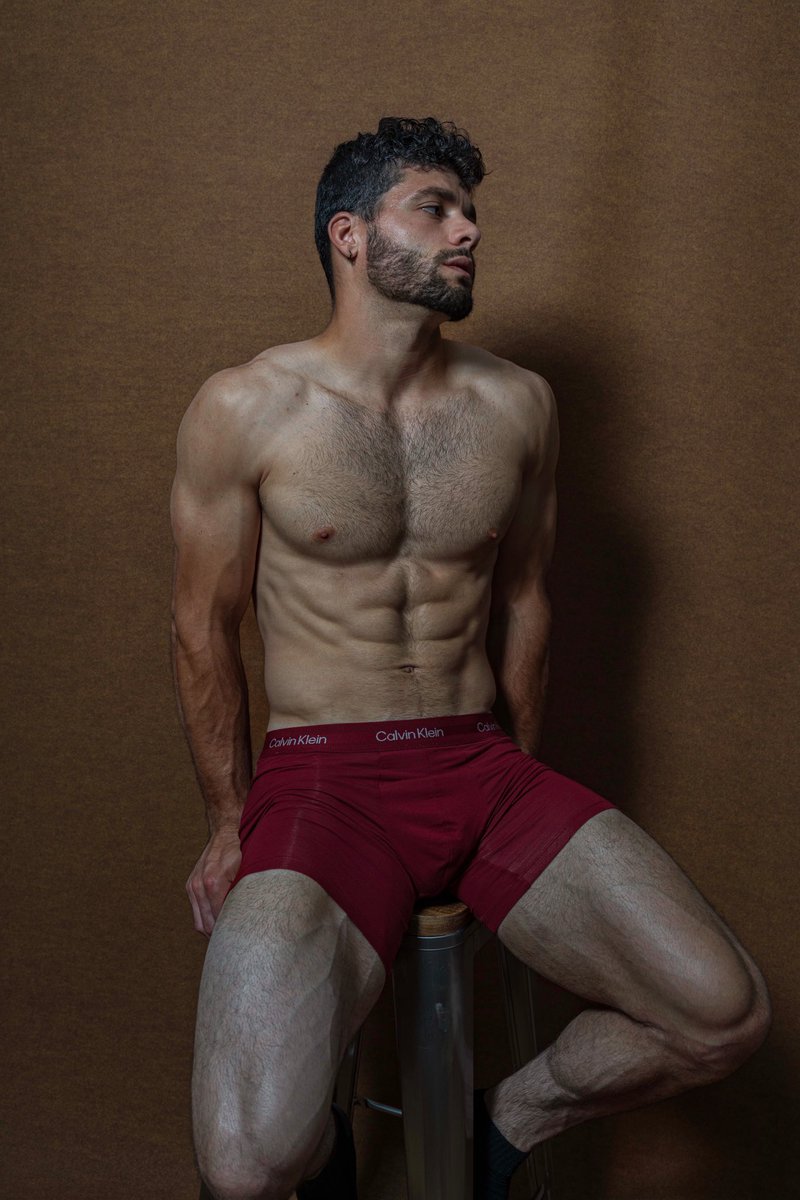 Alexe_Restivo's tweet photo. Perigoso em vermelho #mycalvins https://t.co/YBC9fGzrqe