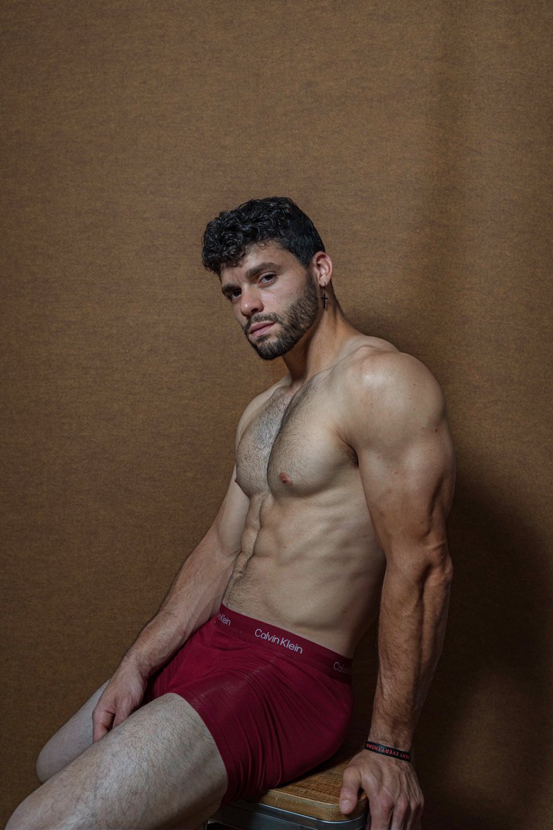 Alexe_Restivo's tweet photo. Perigoso em vermelho #mycalvins https://t.co/YBC9fGzrqe