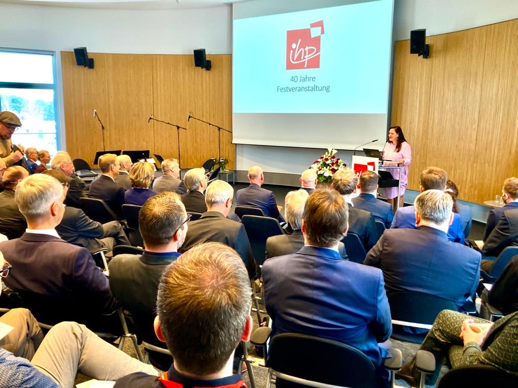 ManjaSchuele's tweet photo. Alles Gute zum 40., liebes #IHP! Zum Jubiläum gibt's 428.000 € aus #BBPaket! Am @waferffo werden smarte Technologien &amp; Materialien für Mikro- &amp; Nanotechnologie erforscht &amp; entwickelt, u.a. für Energiewende &amp; Raumfahrt. Halbleiter aus #FfO fliegen mit @esa-Sonde zum Jupiter: Wow! https://t.co/681EFDiK2D