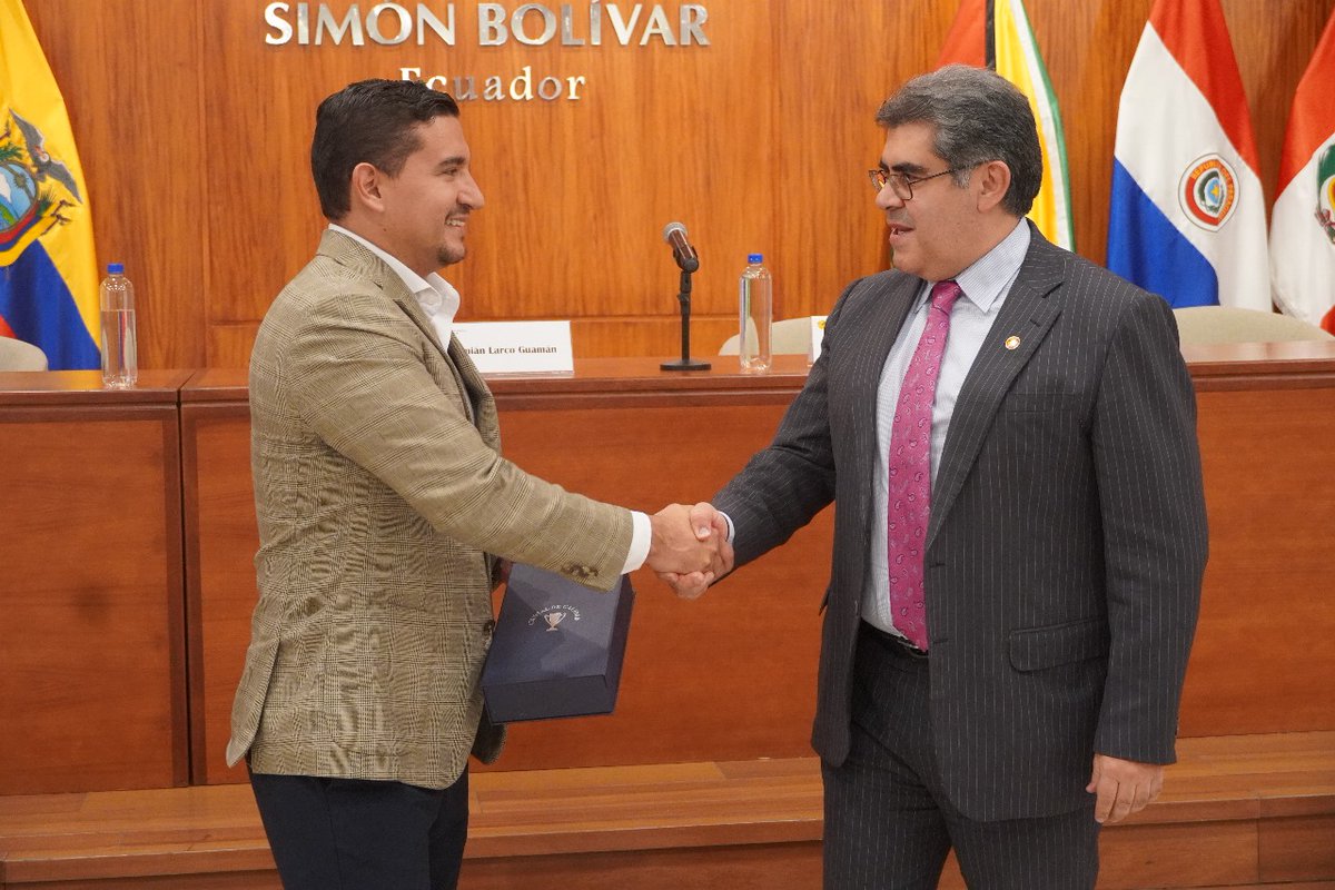 DamianLarcoG's tweet photo. Firmamos un convenio sumamente importante con el Instituto Ecuatoriano de Derecho Tributario para fortalecer el programa de cumplimiento cooperativo de grandes contribuyentes.

Con apoyo interinstitucional implementamos las mejores prácticas internacionales.

#ElNuevoEcuador 🇪🇨 https://t.co/M2UEEL0APA