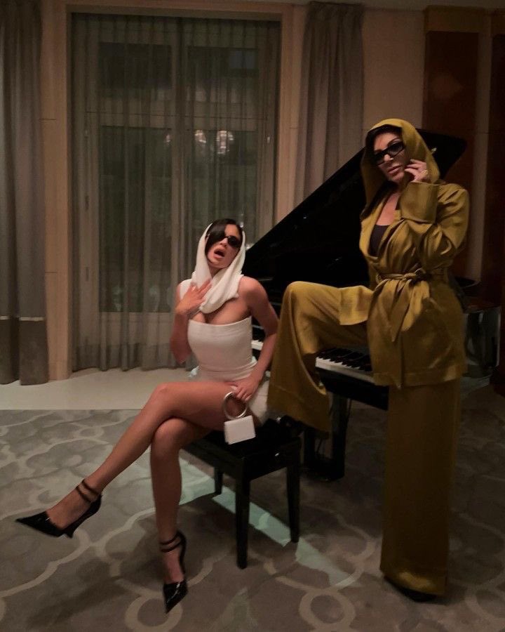 Stillkeepingup's tweet photo. We seriously need a Kris Jenner Netflix documentary - This woman literally started off as a flight attendant and years later turned her daughters into billionaires. MAKE THIS HAPPEN https://t.co/3RcqO0AVCQ