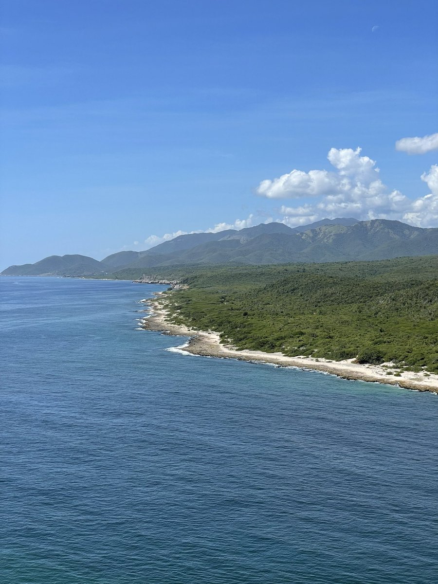cookinalonee's tweet photo. Son tornato da cuba pieno di registrazioni ambientali, strade, piazze, bar, ristoranti. Musica ovunque. Ma pure con 274739 foto da buttare qua e là. https://t.co/meCXMqEZDo