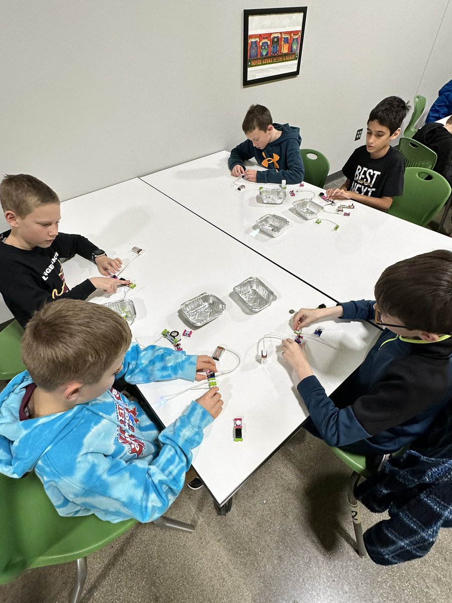 BooneKY_GATES's tweet photo. Our 4th and 5th grade students from LBES and GES worked hard as creators and engineers today! 
Thank you to Beth Koch and her interns @nkymakerspace for the most fun day of hands-on, deeper learning. https://t.co/oAG98RobTh
