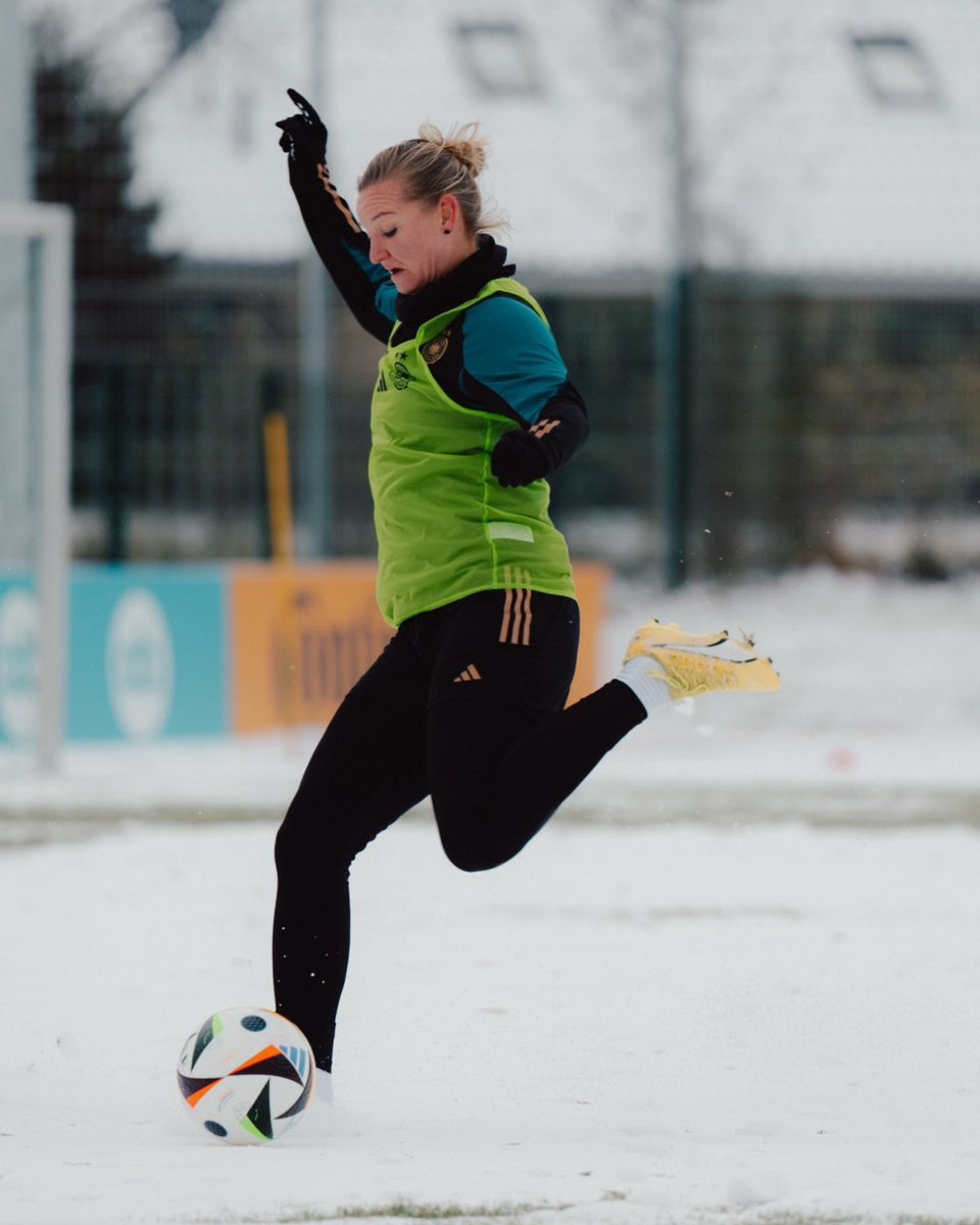 DFB_Team_EN's tweet photo. Denmark prep β
WIR #IMEAM π©πͺ #GERDEN
πΈ DFB/Sofieke van Bilsen https://t.co/yyF1T1uSFY