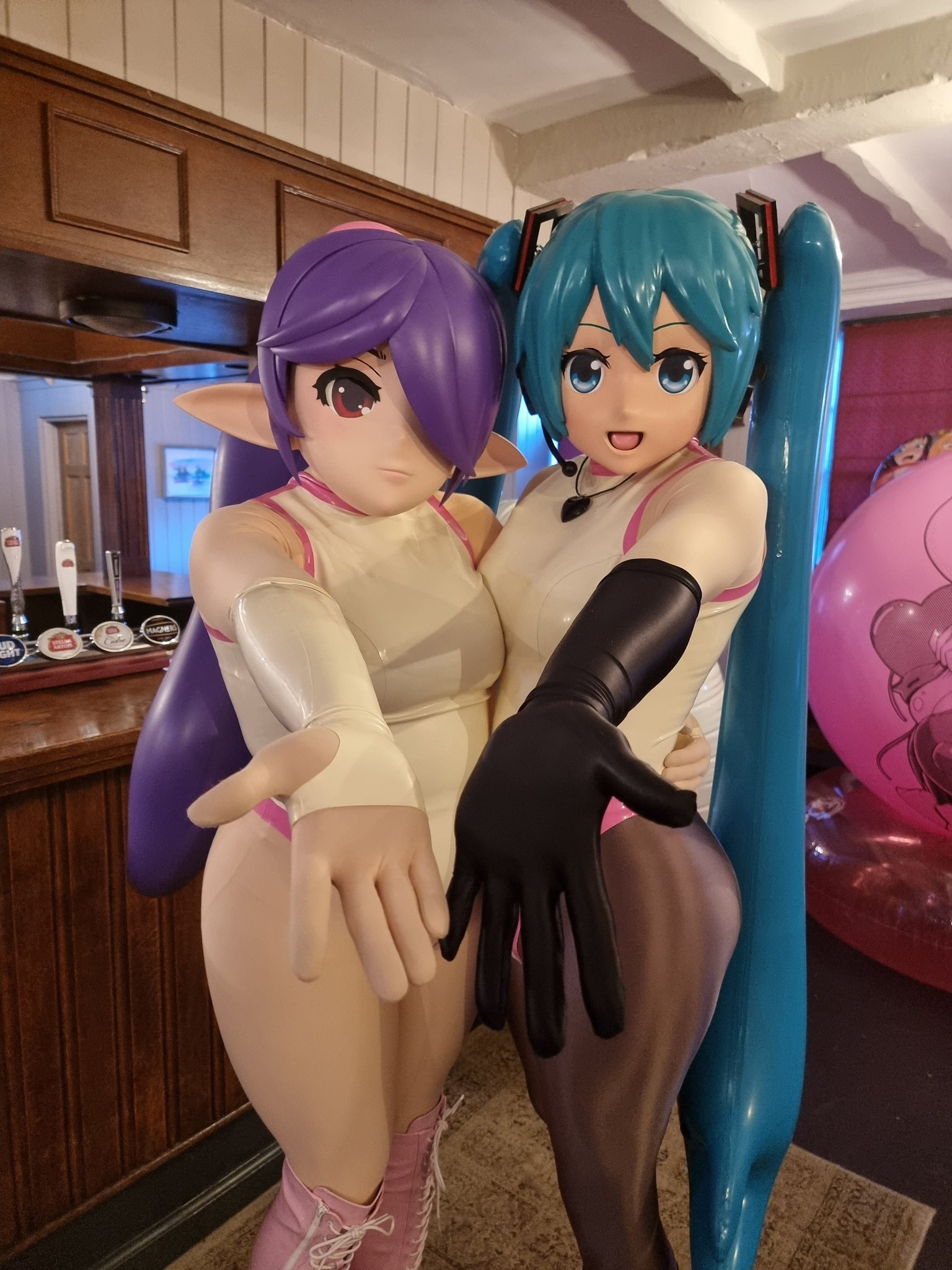 So stoked that I finally got to meet my favourite inflatable rubbery vocaloid, @kigluka!! 🤩 📸: @Alisairie https://t.co/h1rnhnQmn0