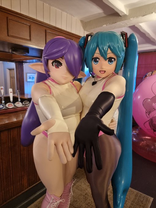 So stoked that I finally got to meet my favourite inflatable rubbery vocaloid, @kigluka!! 🤩  📸: @Alisairie<a href="/tag/latex"class="tags"><span>#latex</span></a><a href="/tag/inflatable"class="tags"><span>#inflatable</span></a><a href="/tag/catsuits"class="tags"><span>#catsuits</span></a>