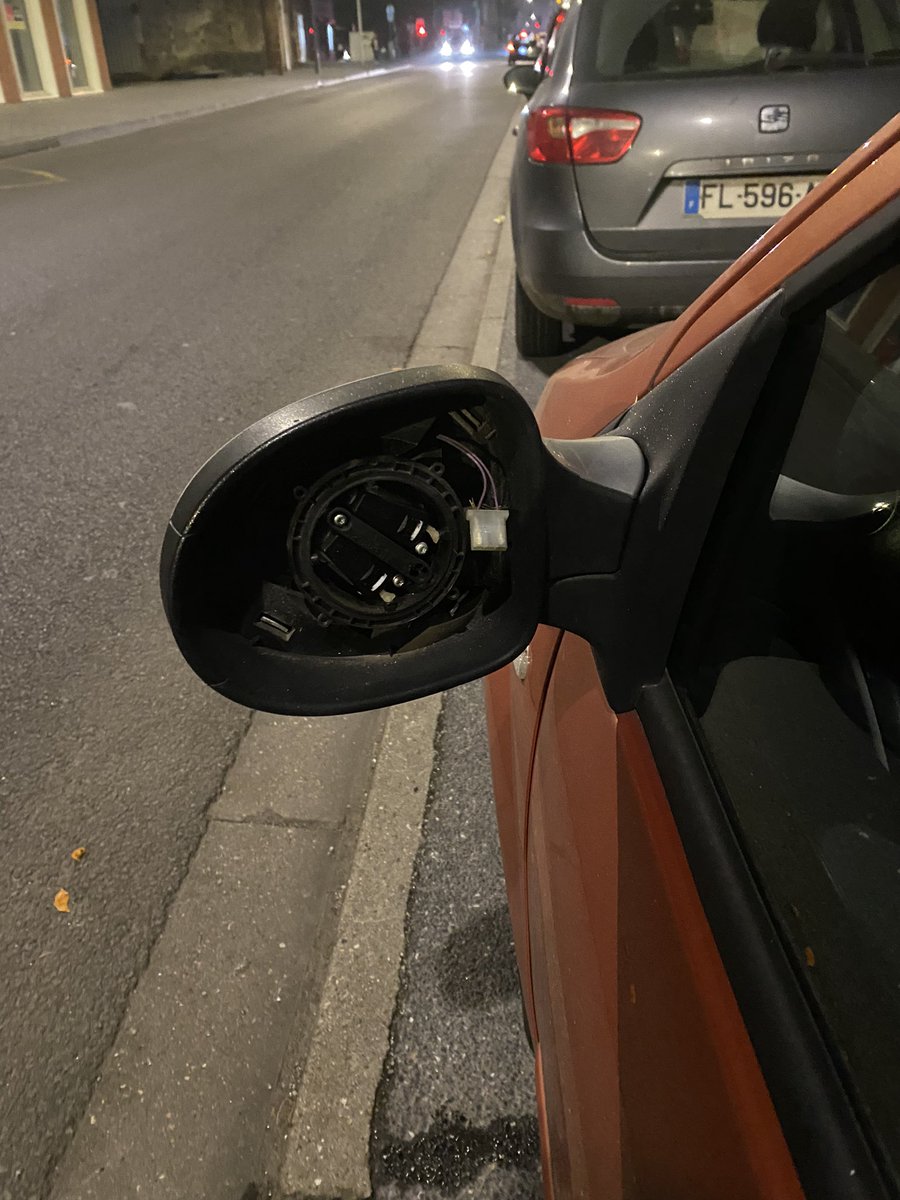 O_lyshitdtz's tweet photo. On m’a volé ma vitre de rétro, j’ai reçu un PV alors que ça fait 2 ans que je me gare au même endroit pour aller bosser et le chaton a bouffer ma guirlande à 15 balles tout ça en 1 journée, et on me demande pourquoi je suis encore sous anxio 🫠🫠 https://t.co/tWAhGNm1hi