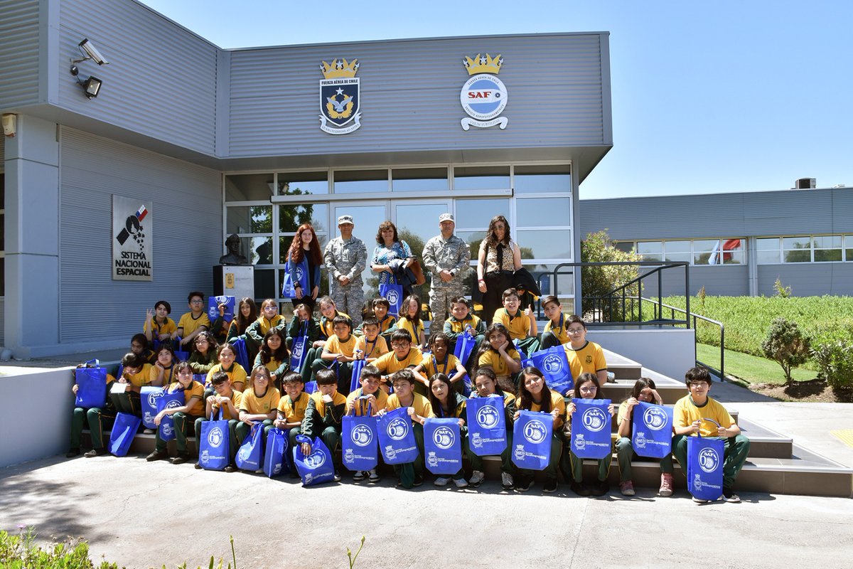 El <a href="/SAF_CL/">Servicio Aerofotogramétrico</a> recibió la visita de alumnos de 5° básico del colegio Parque Asunción de #Conchalí, ganadores del Concurso Escolar Geoespacial, efectuado en el reciente #OPENFACH.
#AeronáuticaChilena #FACH