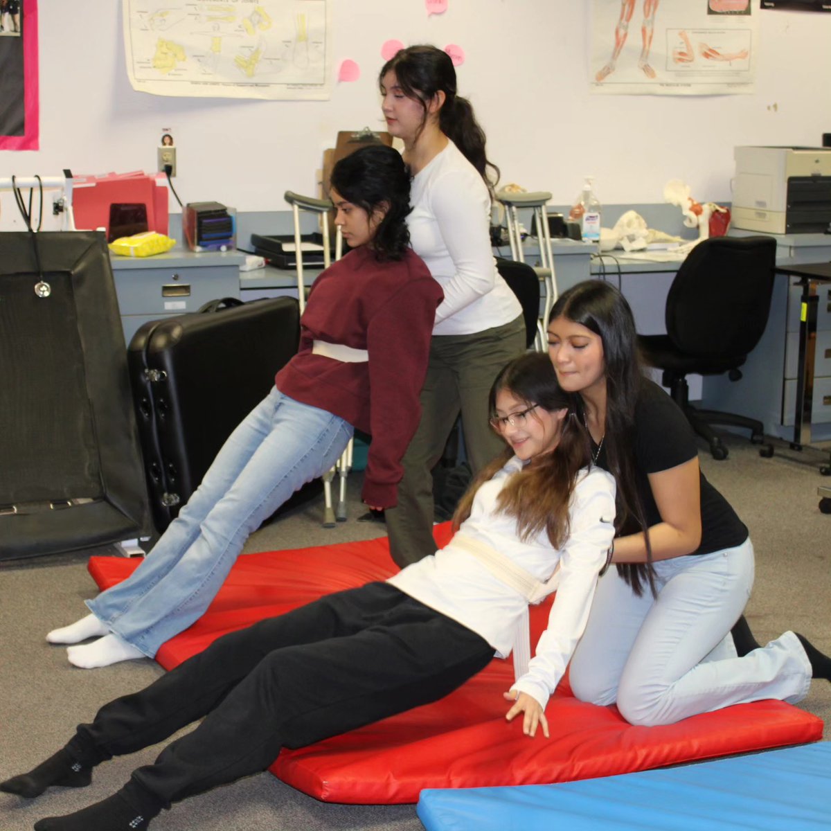 HSHPDallasISD's tweet image. Exciting day in Exercise Science 1 as students work on  patient care skills focused on improving patient mobility. They&apos;re practicing range of motion exercises, assistive gait training, and honing techniques to safely catch a patient in case of a fall. 🏥💪 #ExerciseScience