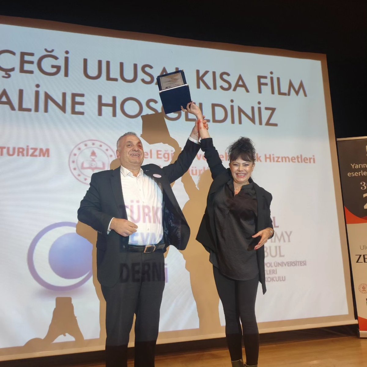 TurkiyeBeyazay's tweet photo. Zeytin Çiçeği Ulusal Kısa Film Yarışması Ödül Töreninde dereceye girenlere ödülleri takdim edildi.. Gönderilen her proje çok kıymetli.. Emeklerinize sağlık..
Katılım sağlayan herkese teşekkürlerimizle.. https://t.co/sR74waZS1n