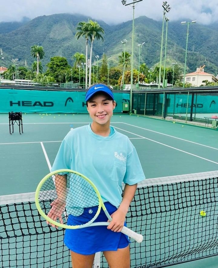 La venezolana Sabrina Balderrama, junto a Oliwia Sybicka, pasó a la final del dobles del Eddie Herr U14. Es la única sudamericana que sigue viva en todas las categorías (femenino y masculino) y mañana va por el título. Un mimo para el tenis de Venezuela.