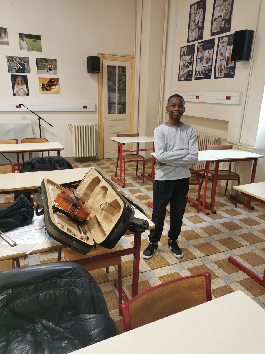 Les auditions pour le spectacle "Vernier a un incroyable talent" (27 juin 2024 au théâtre de la cité )ont débuté ce jeudi à 12h30.
Une parenthèse qui fait du bien dans la journée . Merci à nos talents et à nos professeurs présents 
<a href="/theatredelacite/">Théâtre de la Cité</a>