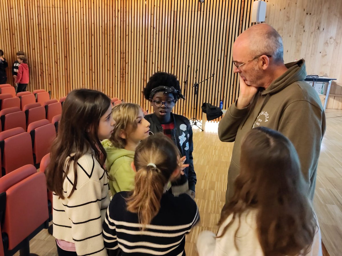 EscolaElPuig's tweet photo. Ens ha explicat la gran diversitat d'espècies d'abelles què hi ha, què mengen i on viuen, i què podem fer des de l'escola o des de casa per ajudar-les.

#escolaelpuig #primària #creaf #uab #babve #cbms #irta https://t.co/wRCCH5Rvc4