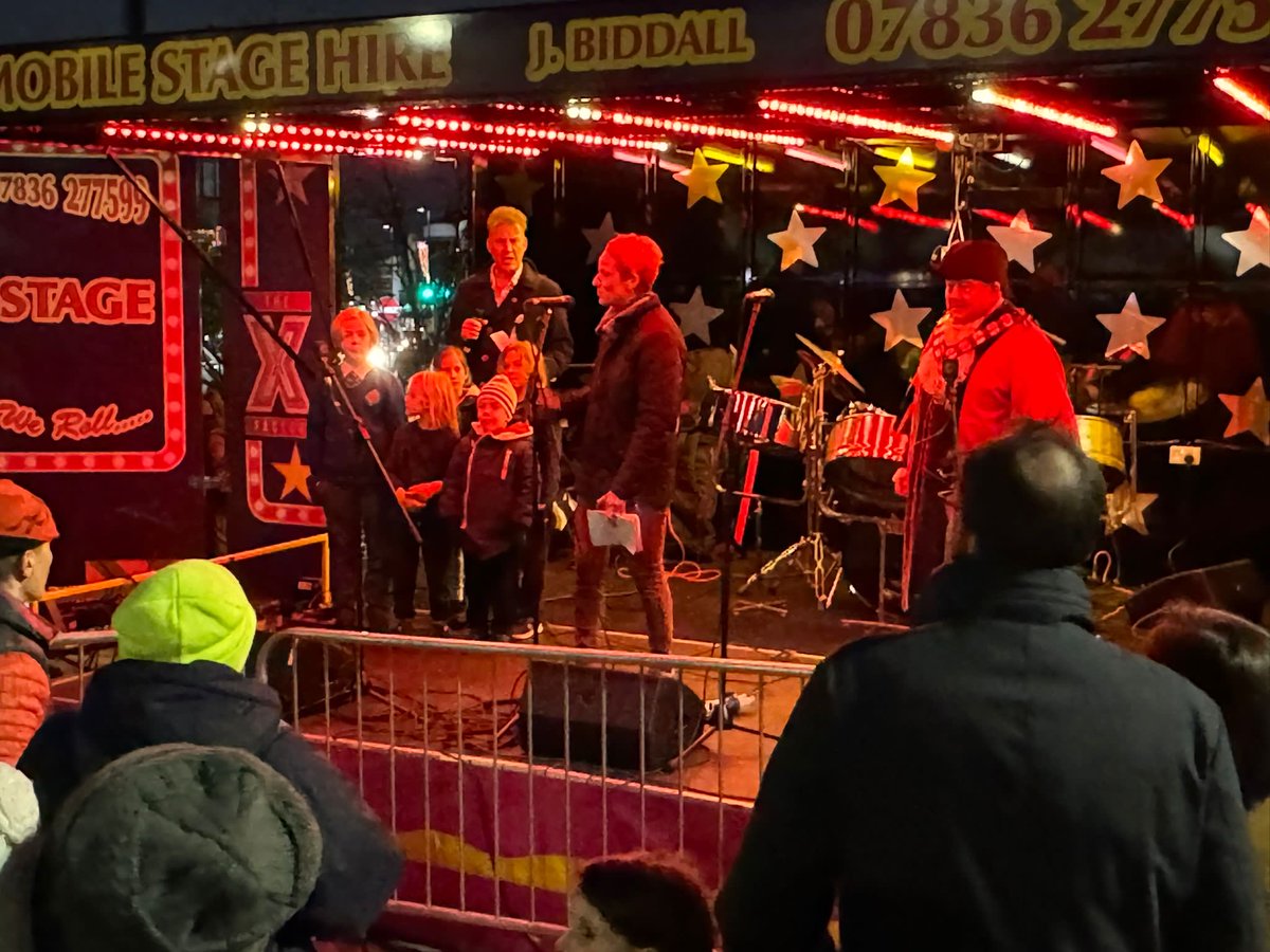 IslingtonMayor's tweet image. At Archway town centre yesterday switching on the ⁦@IslingtonBC⁩ Festive Lights - great support from local businesses, market traders, ward councillors, Archway Tavern, Archway Library, council staff &amp;amp; the local community ⁦@islingtongztte⁩ ⁦@IslingtonTrib⁩