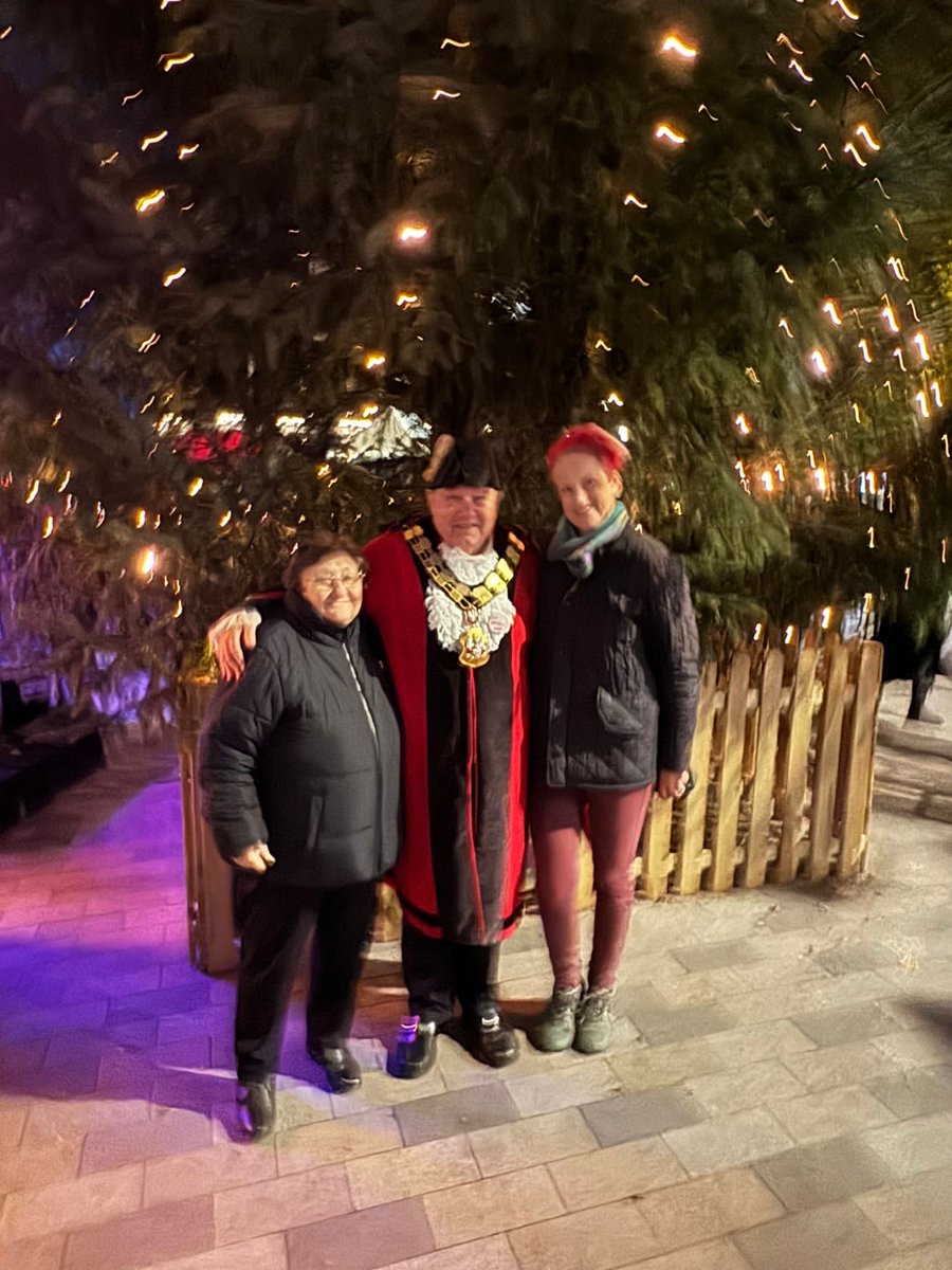 IslingtonMayor's tweet image. At Archway town centre yesterday switching on the ⁦@IslingtonBC⁩ Festive Lights - great support from local businesses, market traders, ward councillors, Archway Tavern, Archway Library, council staff &amp;amp; the local community ⁦@islingtongztte⁩ ⁦@IslingtonTrib⁩