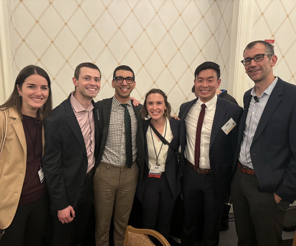 Recent/current/future @uwurology @UroOnc fellows together with #JohnGore at @SUO_YUO dinner! 👨‍👧‍👦🥰⭐️ #SUO23