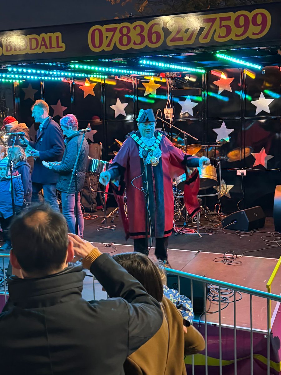 IslingtonMayor's tweet image. At Archway town centre yesterday switching on the ⁦@IslingtonBC⁩ Festive Lights - great support from local businesses, market traders, ward councillors, Archway Tavern, Archway Library, council staff &amp;amp; the local community ⁦@islingtongztte⁩ ⁦@IslingtonTrib⁩