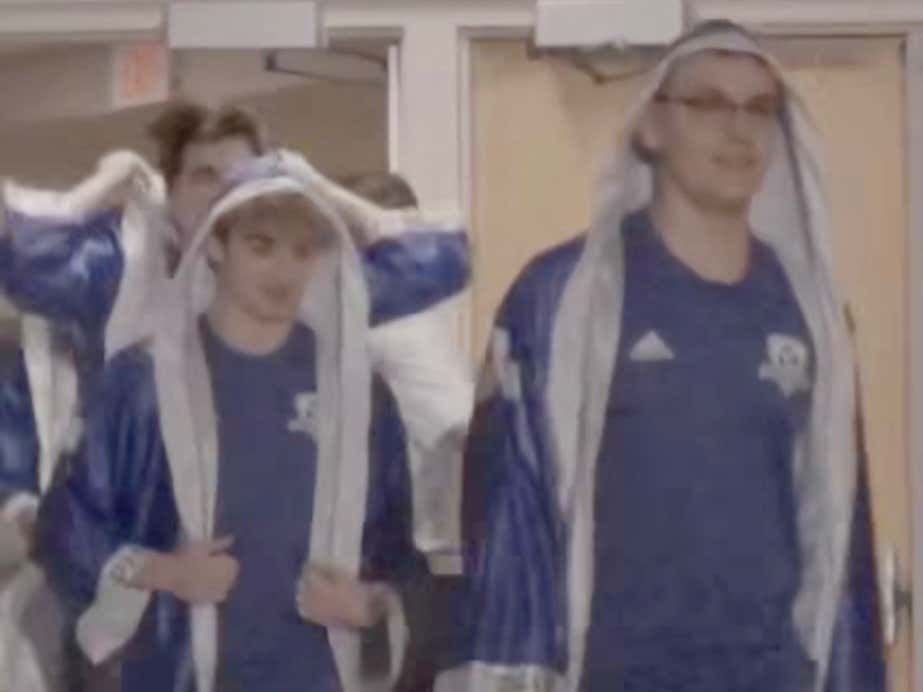 A High School Packing Their Gym And Going Completely BONKERS For E-Sports Is Incredible barstoolsports.com/blog/3495003/a…