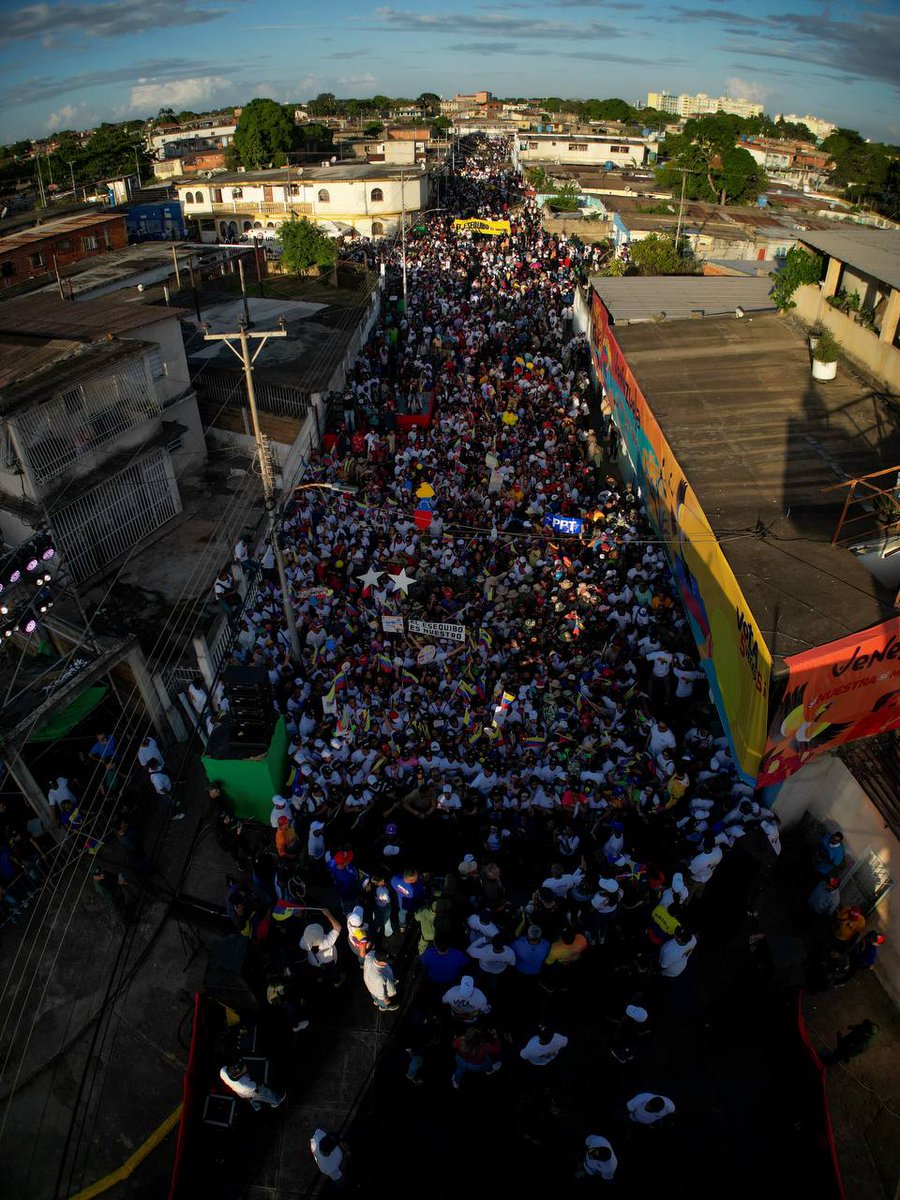 🇻🇪 BOLÍVAR 🇻🇪

El Pueblo patriótico de Bolívar manifiesta su apoyo por la defensa de la Guayana Esequiba 💪🏽💪🏽

¡Vamos todos a votar este 3 de diciembre! 🗳️

#El3DYoVotoSiATodo