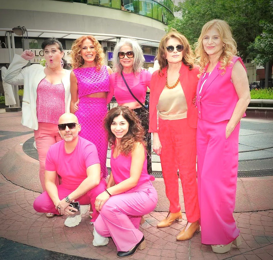 Vengo a presumir a mis mujeres del Bien 

3 años en escena a puro talento PERDIDA MENTE

Con las inoxidables LEONOR BENEDETTO y ANA MARÍA PICCHIO a la cabeza marcando la cancha 

Jugadoras todo terreno : ILIANA CALABRO , EMILIA MAZER , MIRTA WONS! 

De nuevo nos vamos a mardel 🎉