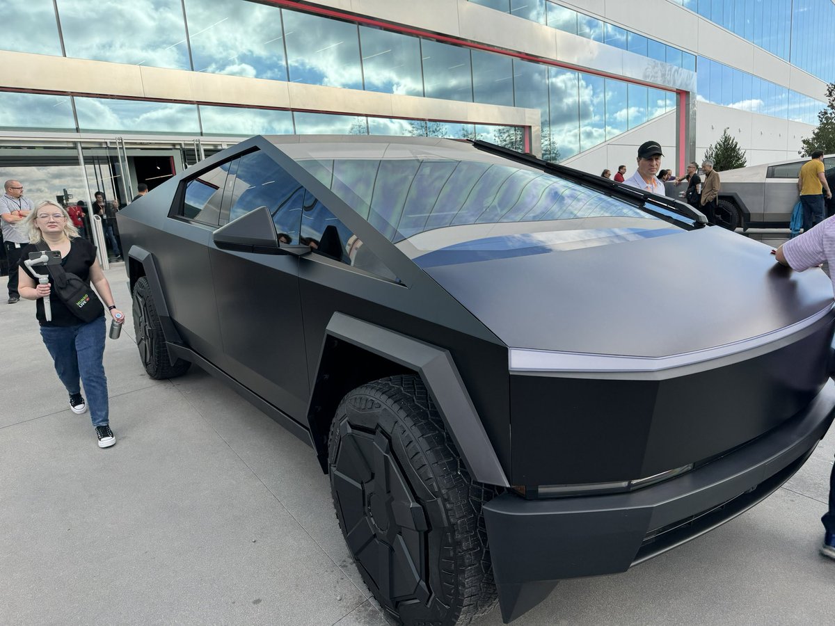 mattpopow's tweet photo. Pictures don’t do it justice #Cybertruck https://t.co/7hzEyBrJBC